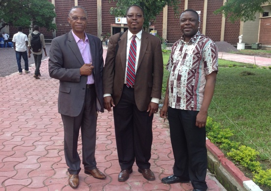 Dr Tshibaka au milieu avec le Doyen à sa gauche