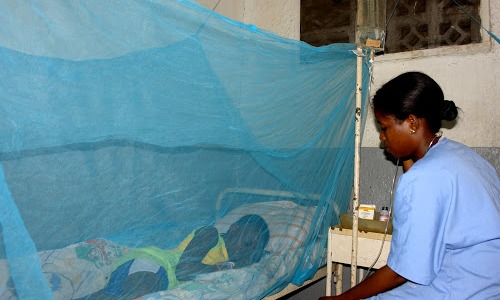  une-infirmière-se-prépare-pour-soigner-un-enfant-soufrant-de-paludisme