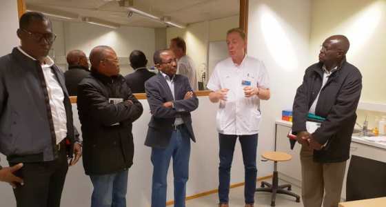 Le Doyen et le Professeur Lokomba en visite au laboratoire de simulation de CHU du Sartilman à Liège